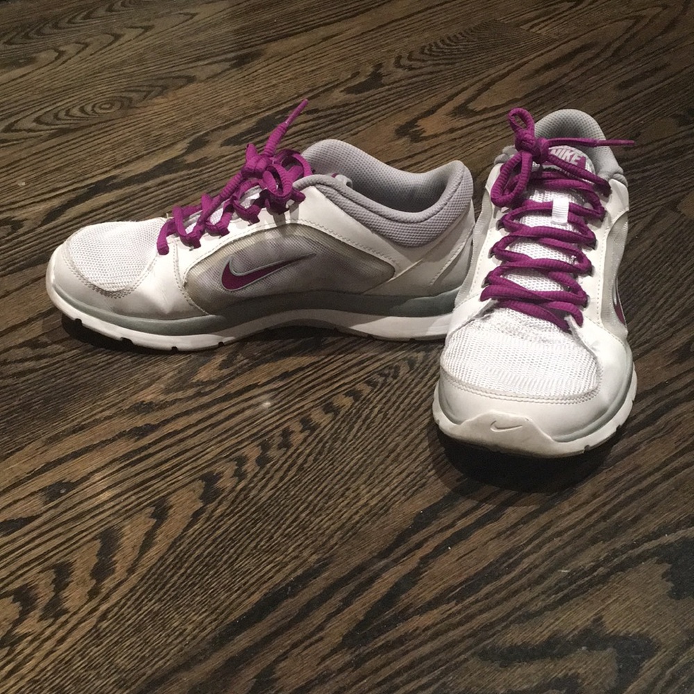 Tennis shoes